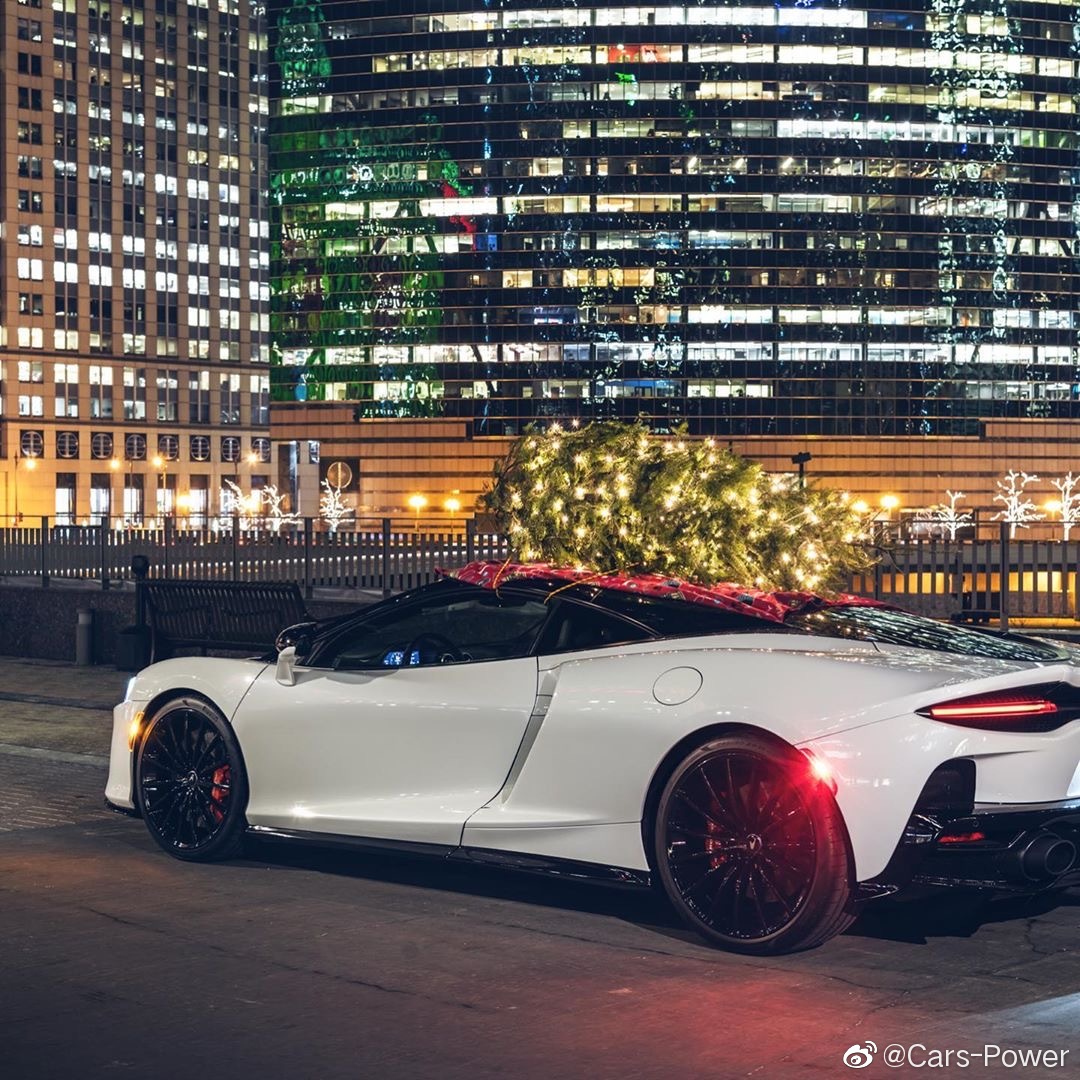 拉圣诞树的迈凯伦GT