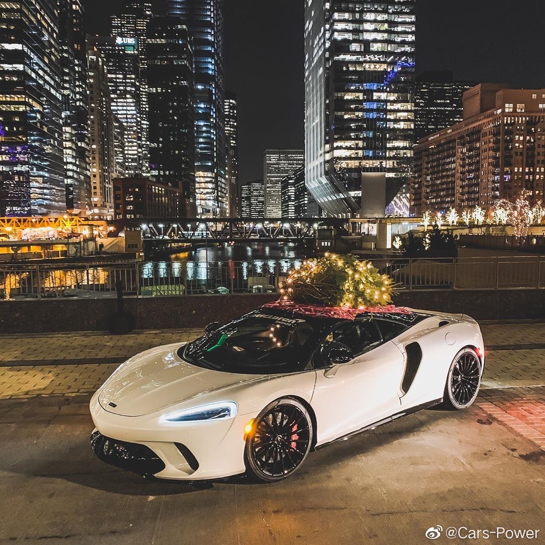 拉圣诞树的迈凯伦GT