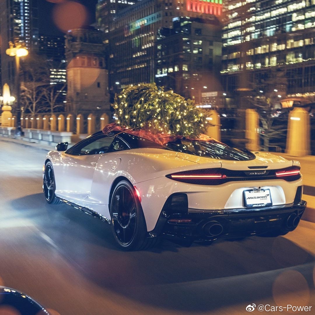 拉圣诞树的迈凯伦GT