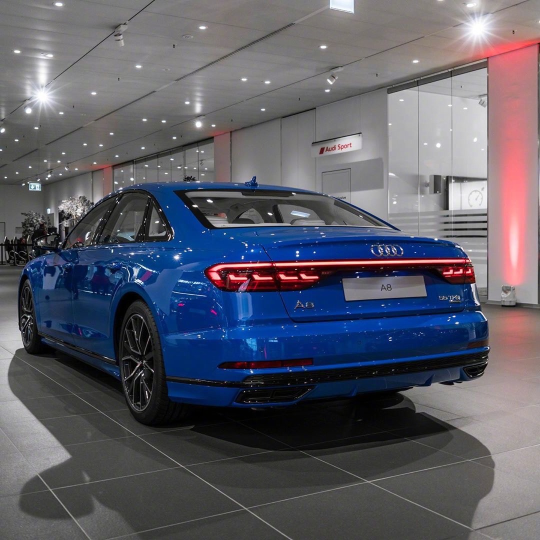 这个颜色的奥迪a8全世界也就这一辆了吧哈哈哈哈