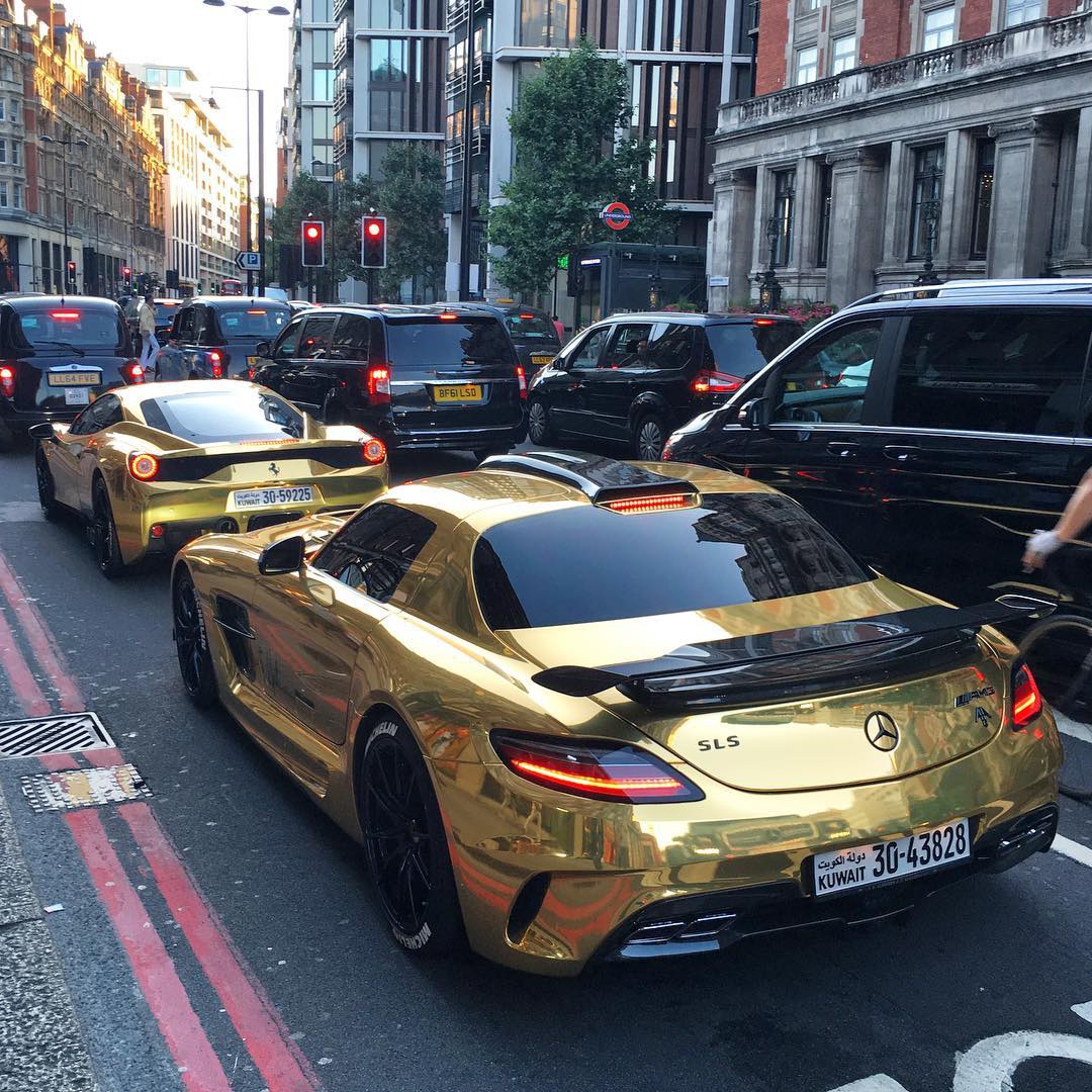 土豪金，奔驰SLS Black series & 法拉利458 Speciale。