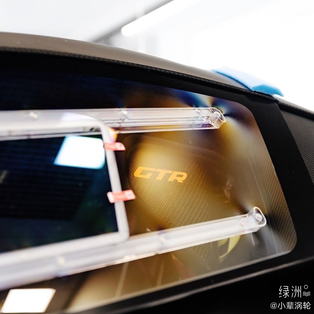 McLaren Senna GTR  覆盖件很多都是碳纤维件