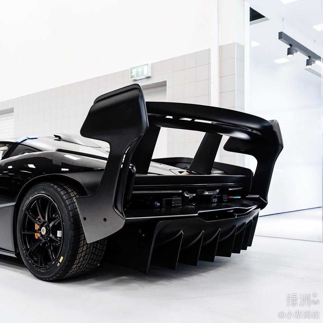 McLaren Senna GTR  覆盖件很多都是碳纤维件