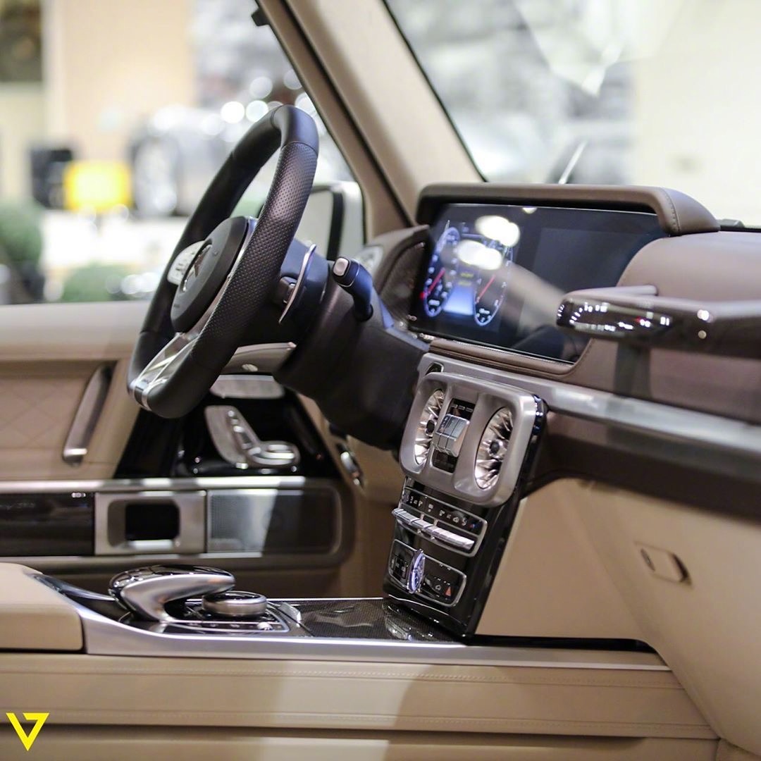 奔驰G级大白胖子，这么浅色的座椅坐不了两次就得脏.....