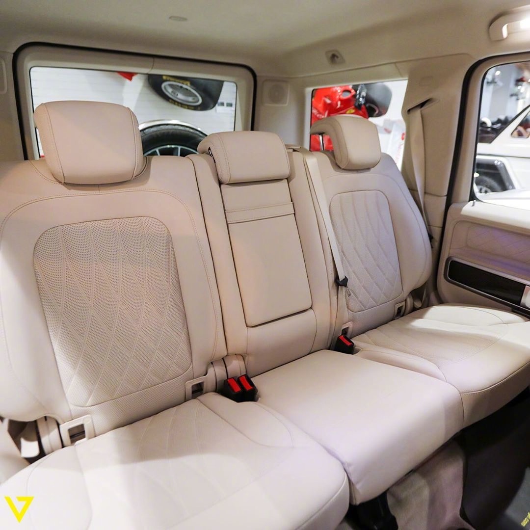 奔驰G级大白胖子，这么浅色的座椅坐不了两次就得脏.....