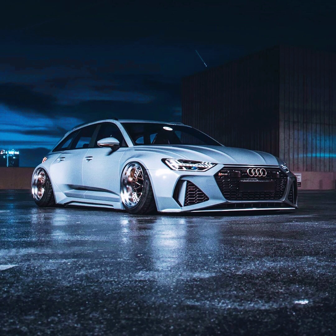 一台超超超宽体全奥迪RS6 Avant......而且还有贯穿式尾灯！