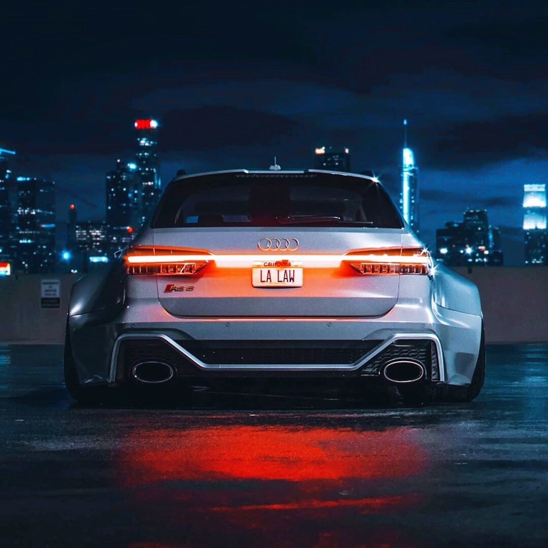 一台超超超宽体全奥迪rs6 avant.而且还有贯穿式尾灯!