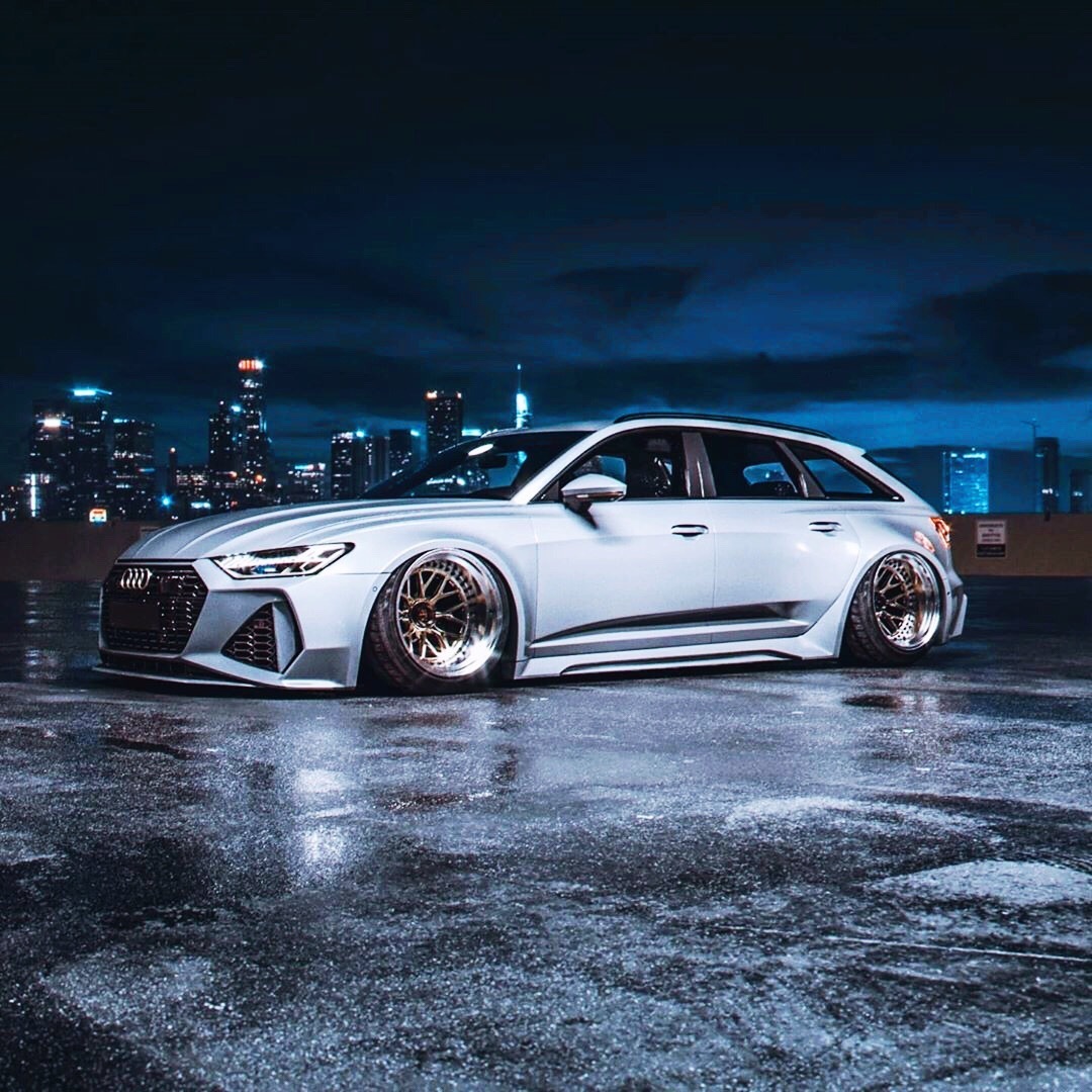 一台超超超宽体全奥迪RS6 Avant......而且还有贯穿式尾灯！