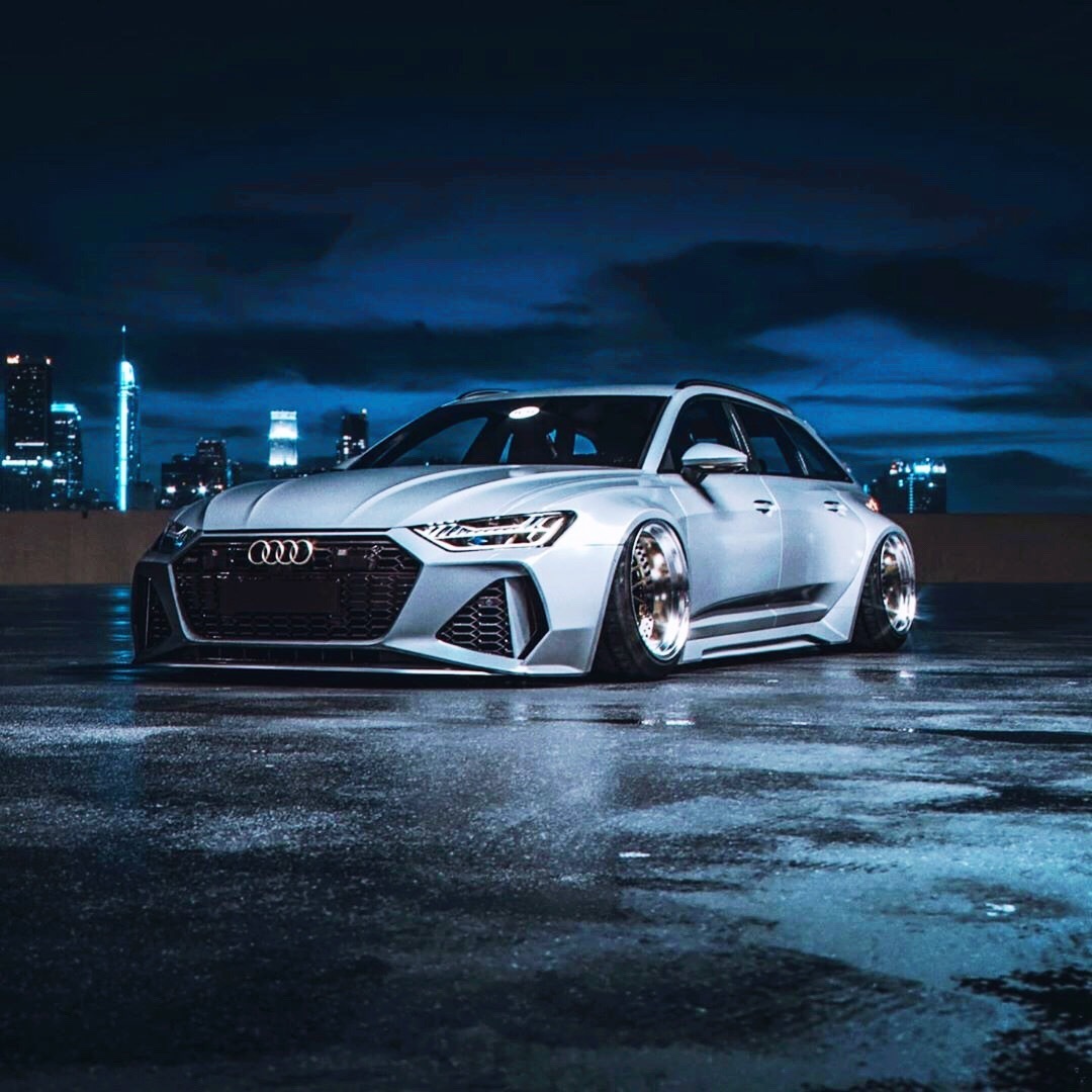 一台超超超宽体全奥迪RS6 Avant......而且还有贯穿式尾灯！