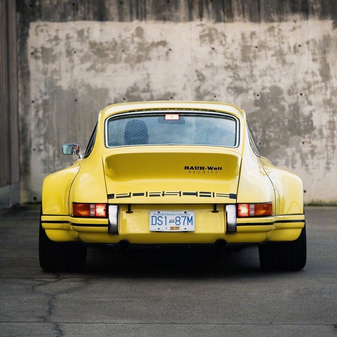 好看的汽车保时捷柠檬黄色的卡雷拉rwb