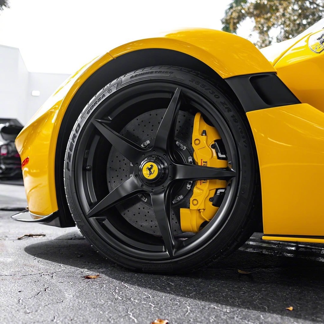 把两台法拉利laferrari放一块儿，怎么拍都是壮观啊！