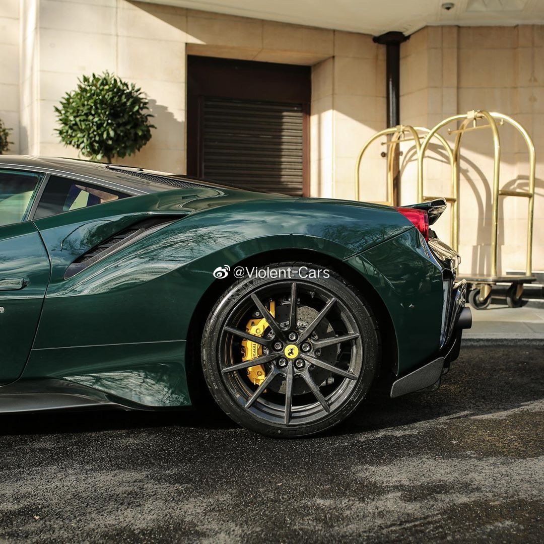 好看的汽车：绿色法拉利，同样也很骚