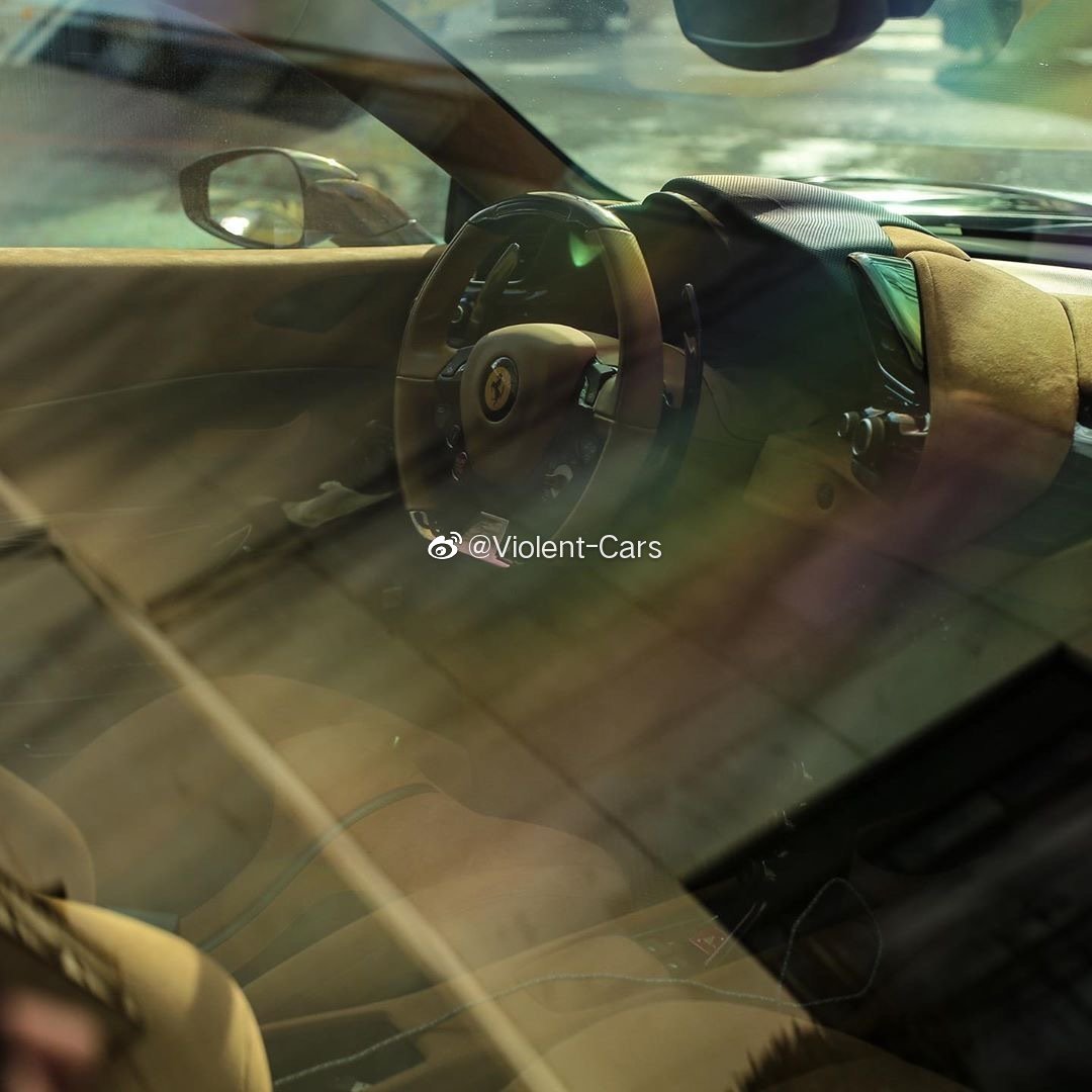 好看的汽车：绿色法拉利，同样也很骚