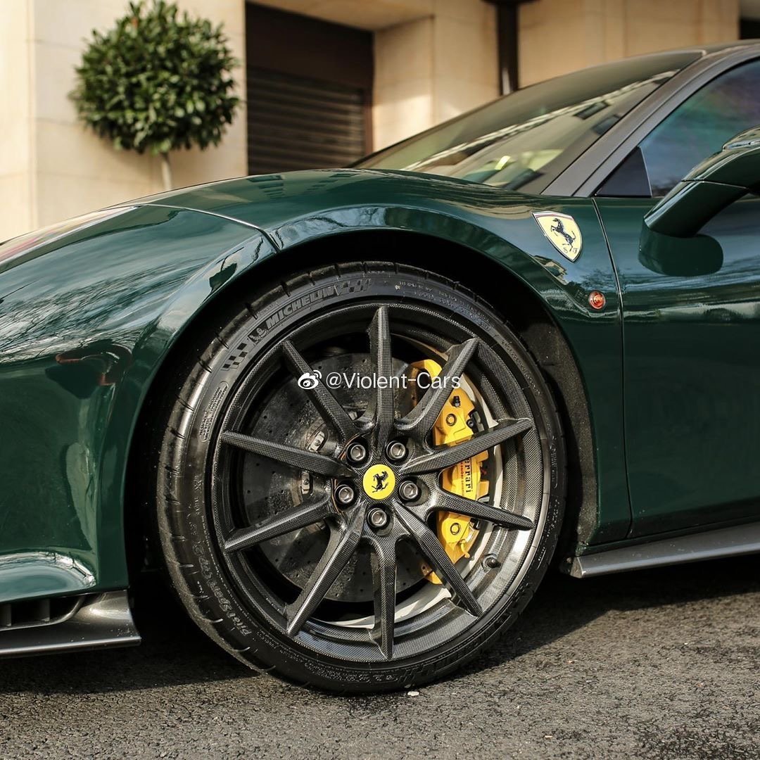 好看的汽车：绿色法拉利，同样也很骚