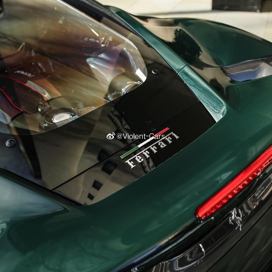 好看的汽车：绿色法拉利，同样也很骚