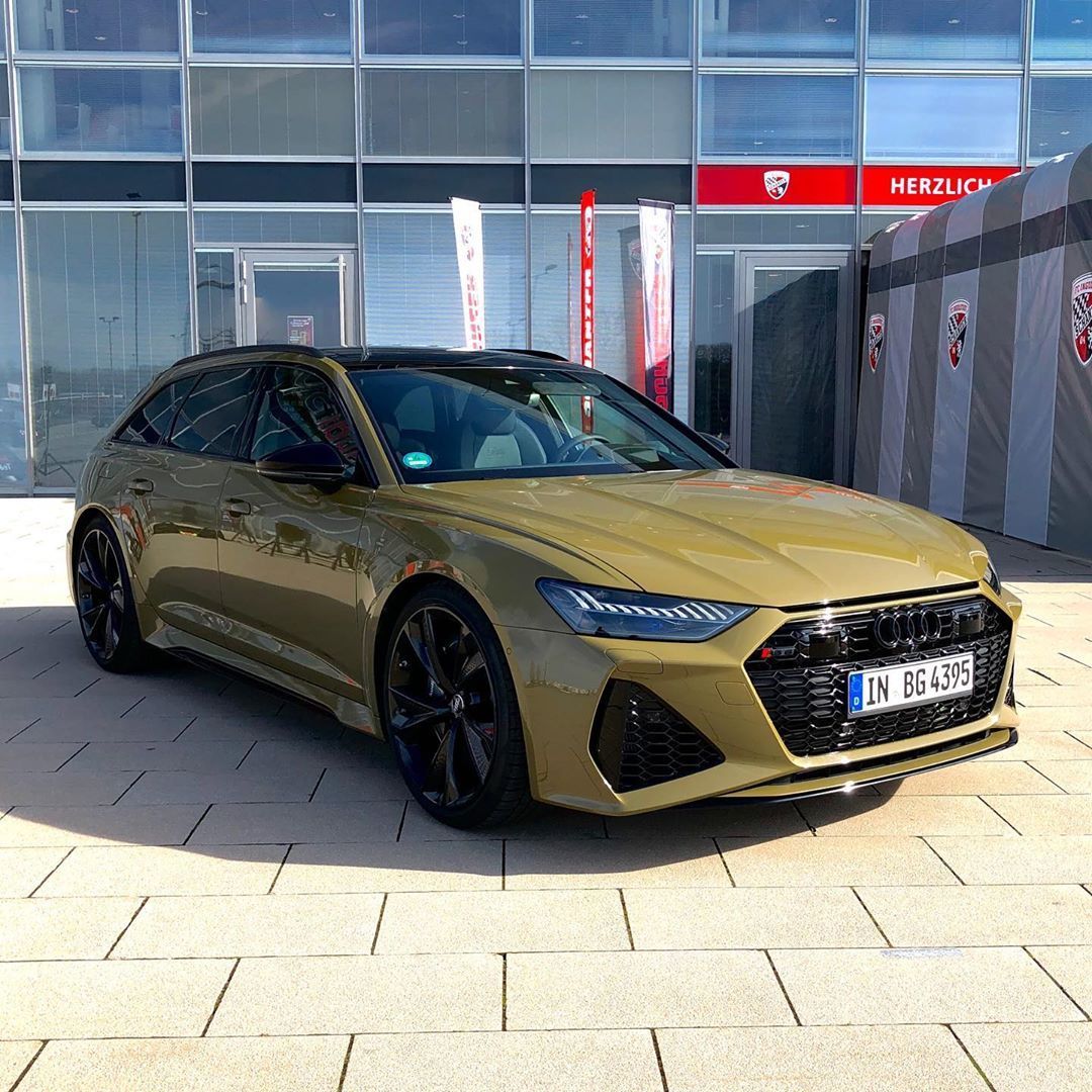 这个算是奥迪很少见的一种颜色了。 RS6战斗绿