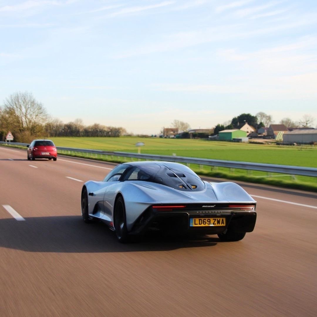 迈凯轮speedtail，前脸和保时捷taycan神似