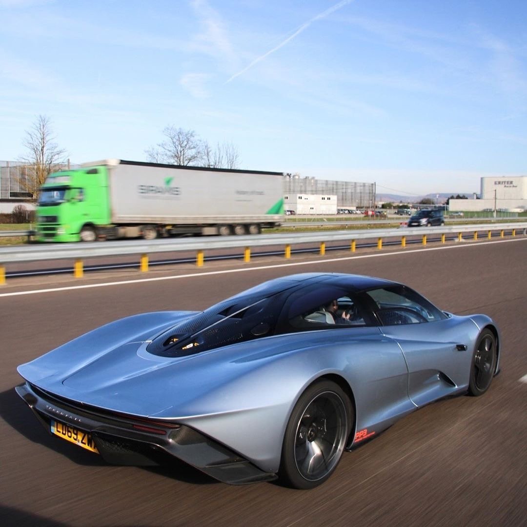 迈凯轮speedtail，前脸和保时捷taycan神似