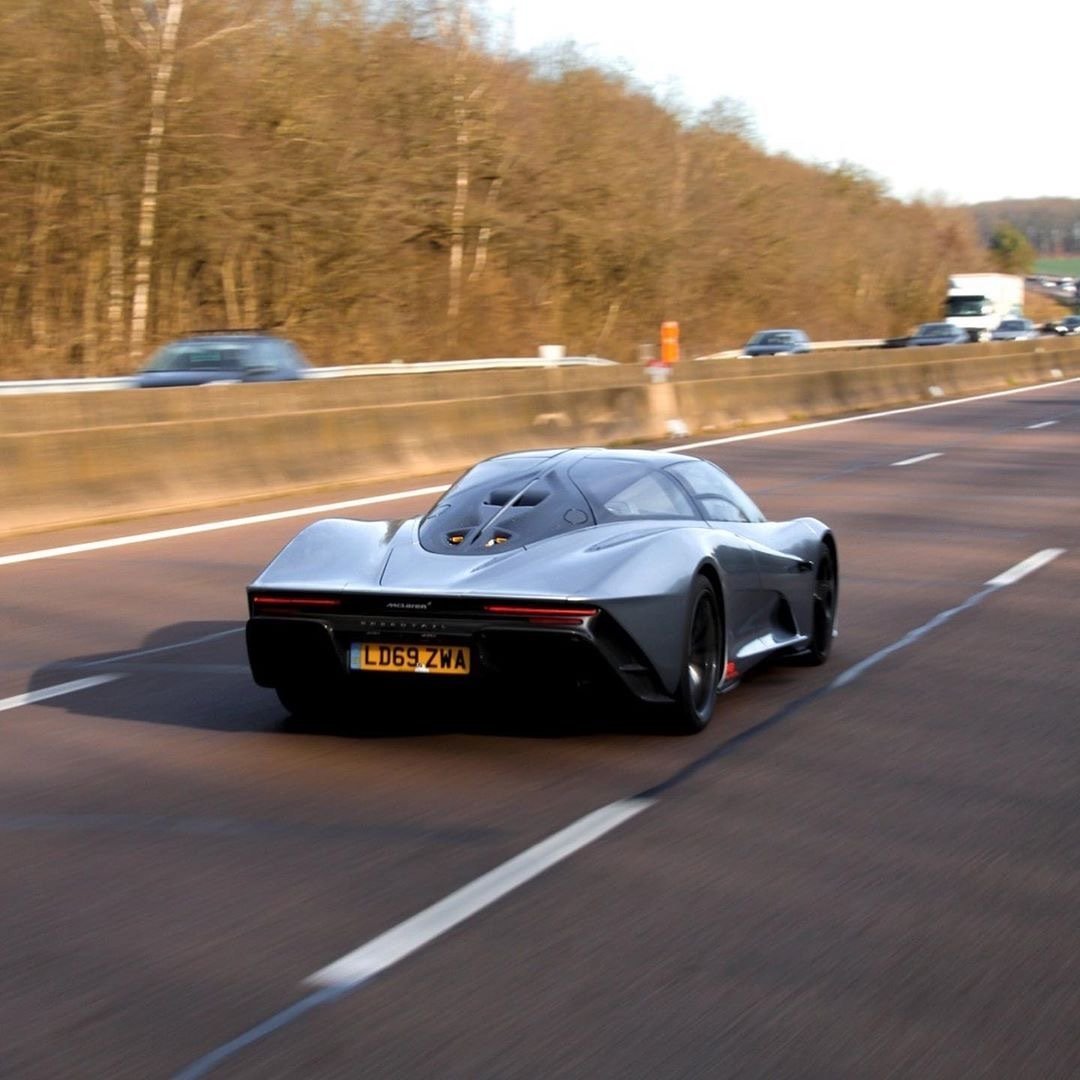 迈凯轮speedtail，前脸和保时捷taycan神似