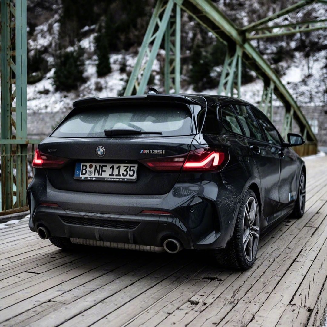 新宝马M135，雪地暗黑系，酷！