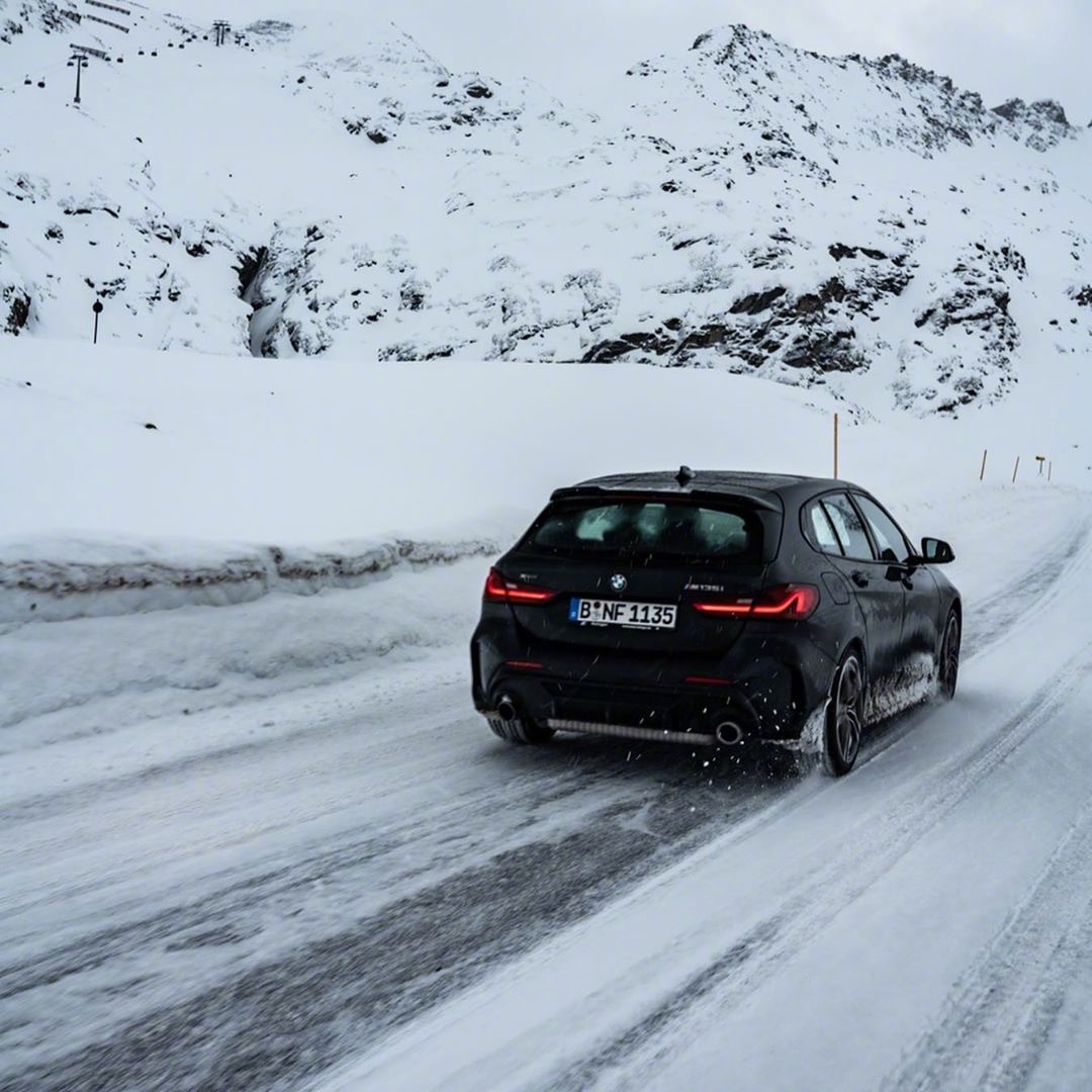 新宝马M135，雪地暗黑系，酷！