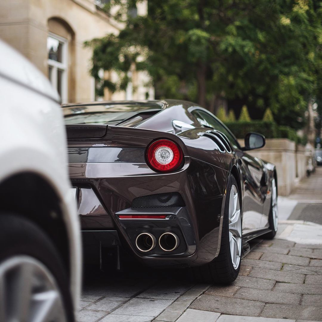 伦敦，法拉利F12 TDF / Marrone Dino，金属深棕色（Tfjj）