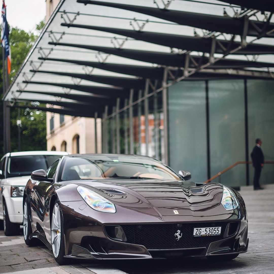 伦敦，法拉利F12 TDF / Marrone Dino，金属深棕色（Tfjj）