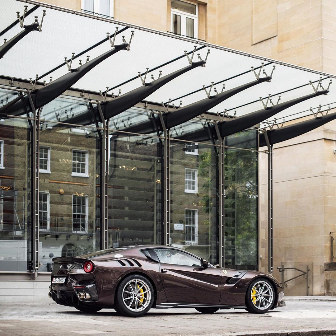 伦敦，法拉利F12 TDF / Marrone Dino，金属深棕色（Tfjj）