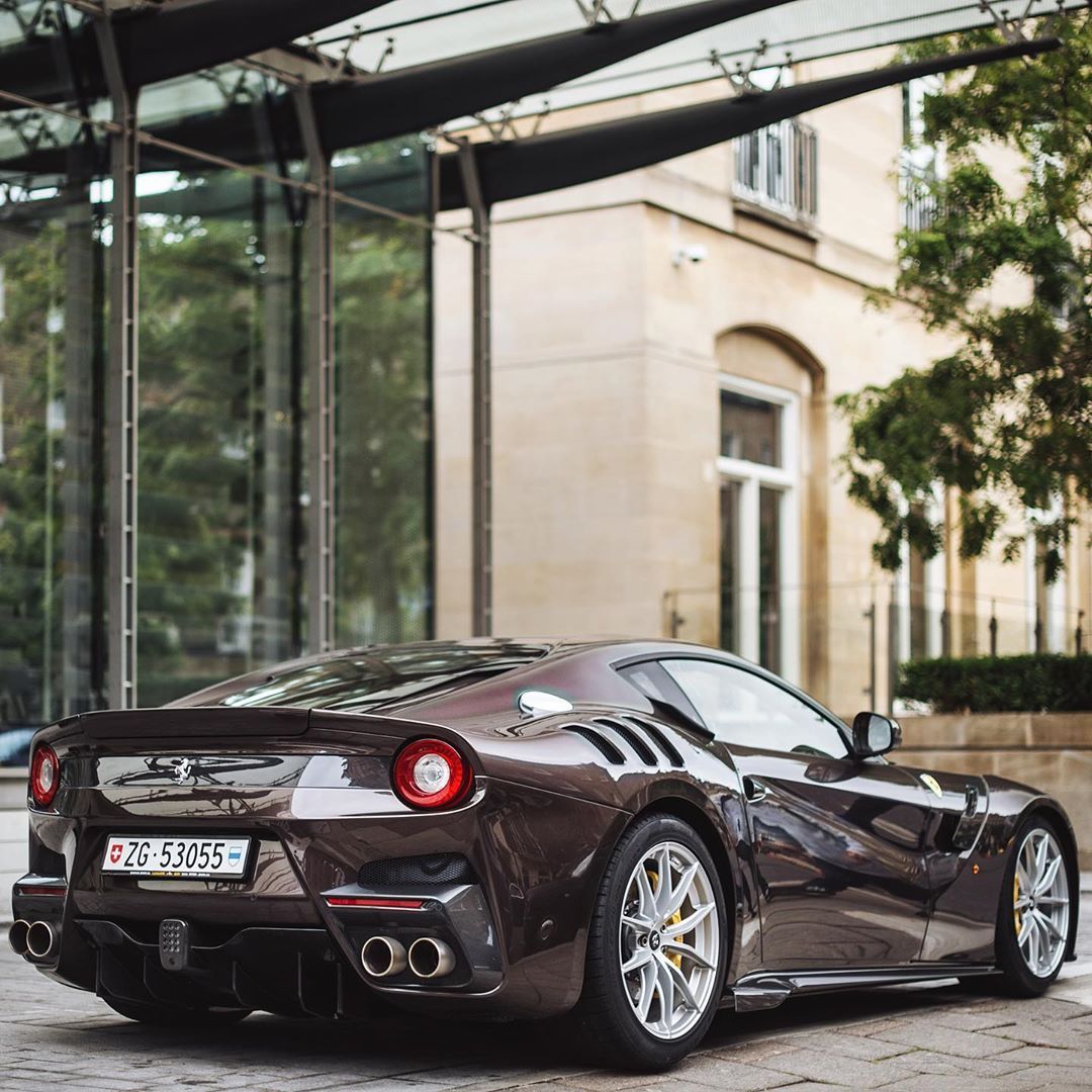 伦敦，法拉利F12 TDF / Marrone Dino，金属深棕色（Tfjj）