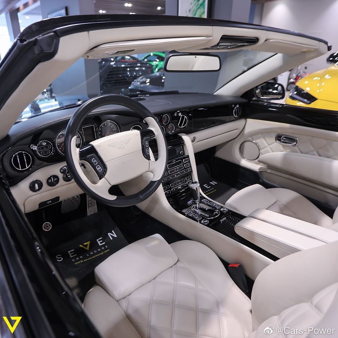 巨型奢华敞篷跑车，宾利雅骏T，搭载6.75升V8绝版发动机。