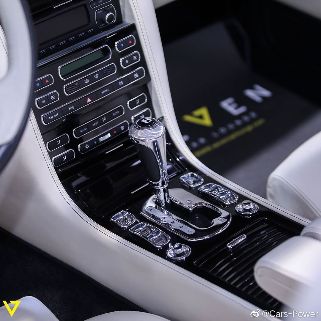 巨型奢华敞篷跑车，宾利雅骏T，搭载6.75升V8绝版发动机。