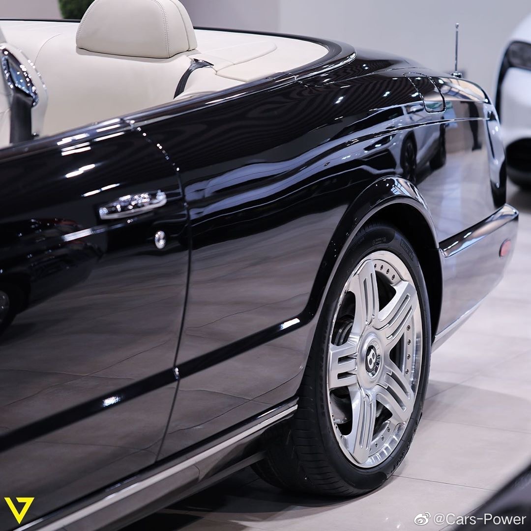 巨型奢华敞篷跑车，宾利雅骏T，搭载6.75升V8绝版发动机。