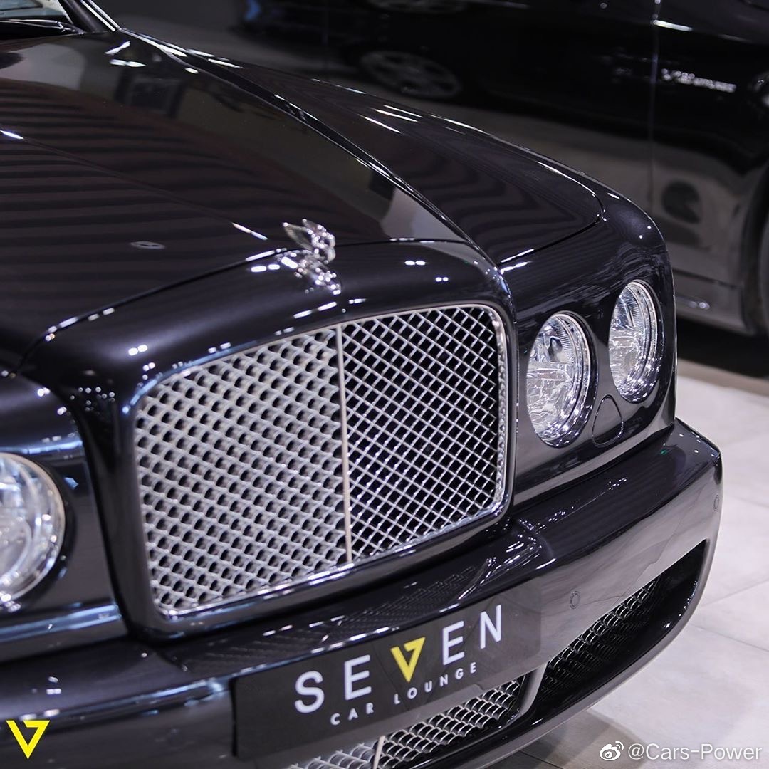 巨型奢华敞篷跑车，宾利雅骏T，搭载6.75升V8绝版发动机。