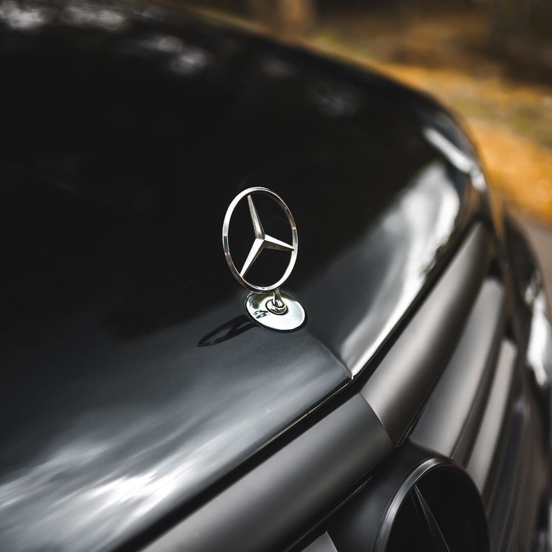 黑化的奔驰E级W212，四眼方灯可谓经典。