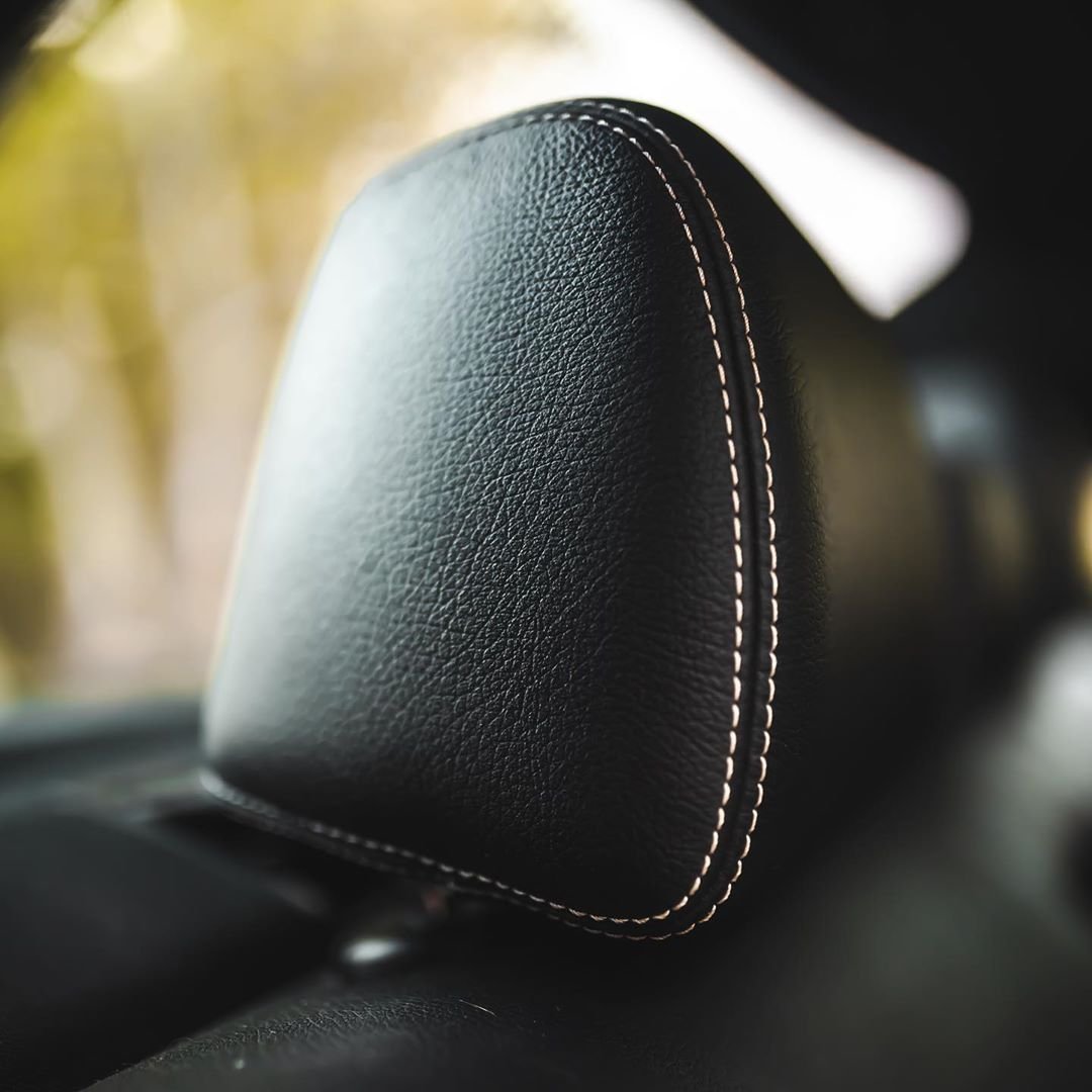 黑化的奔驰E级W212，四眼方灯可谓经典。