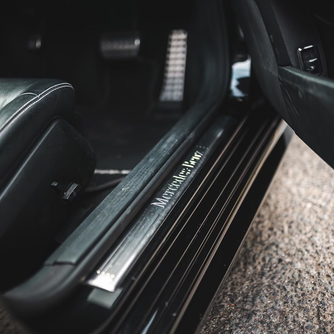 黑化的奔驰E级W212，四眼方灯可谓经典。