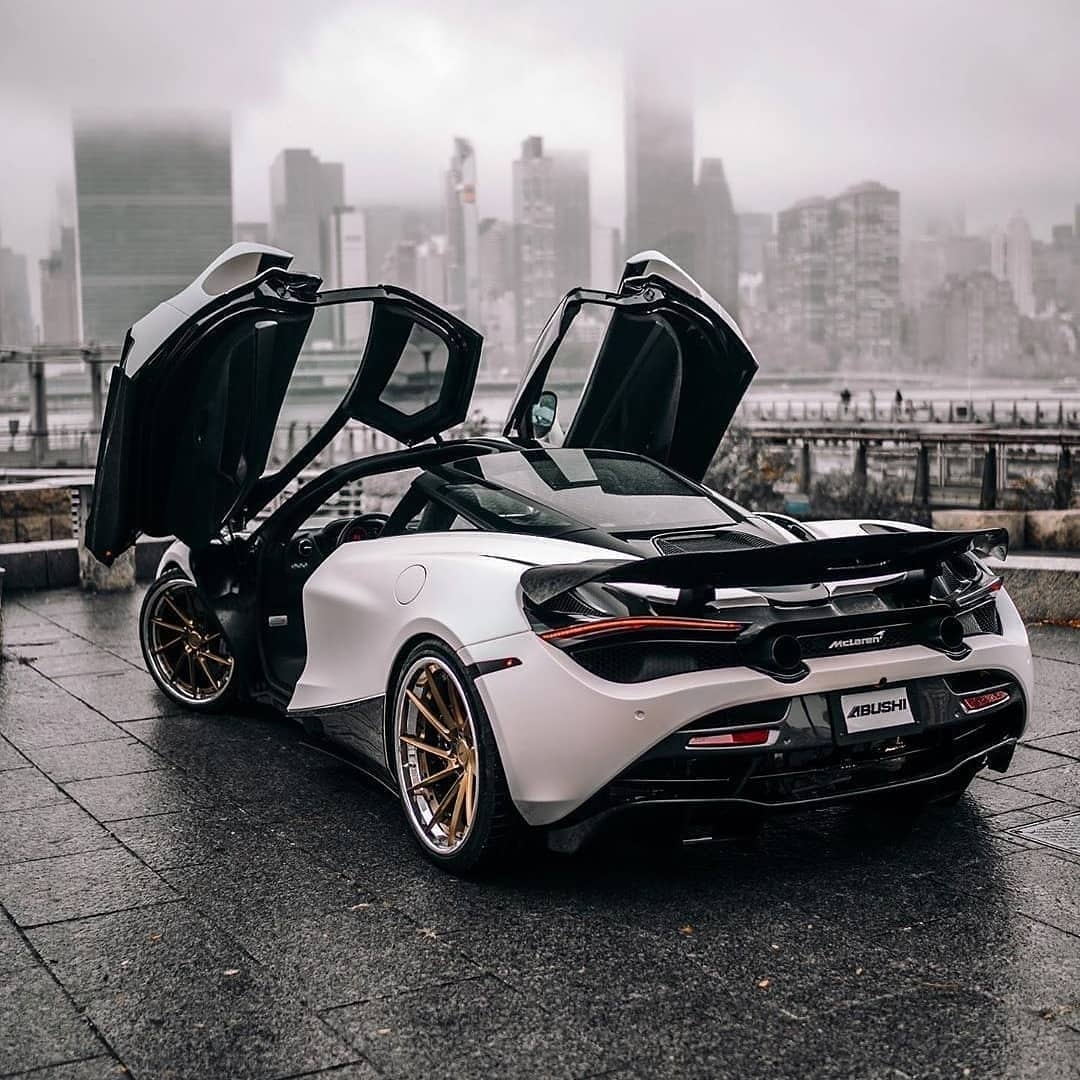 迈凯伦极致空气动力学设计的代表作，蝴蝶门要的就是排面