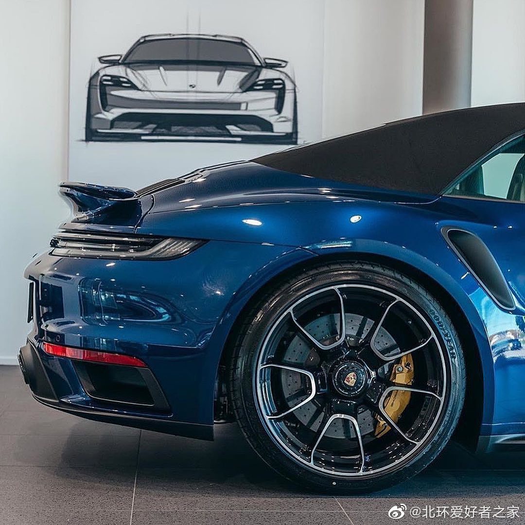 蓝色的保时捷911 Turbo S敞篷版漂亮吗？