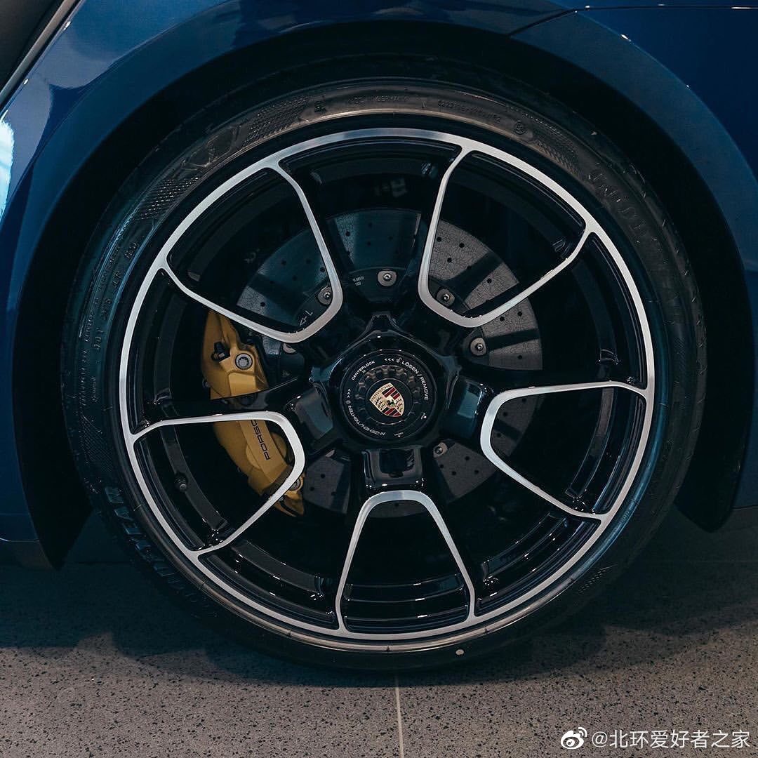 蓝色的保时捷911 Turbo S敞篷版漂亮吗？