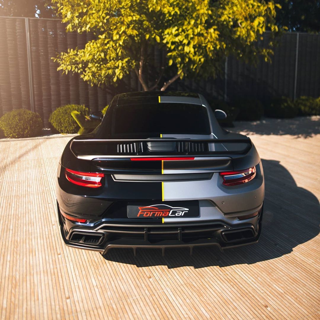 高清汽车美图：保时捷911 turbo S 阴阳配色