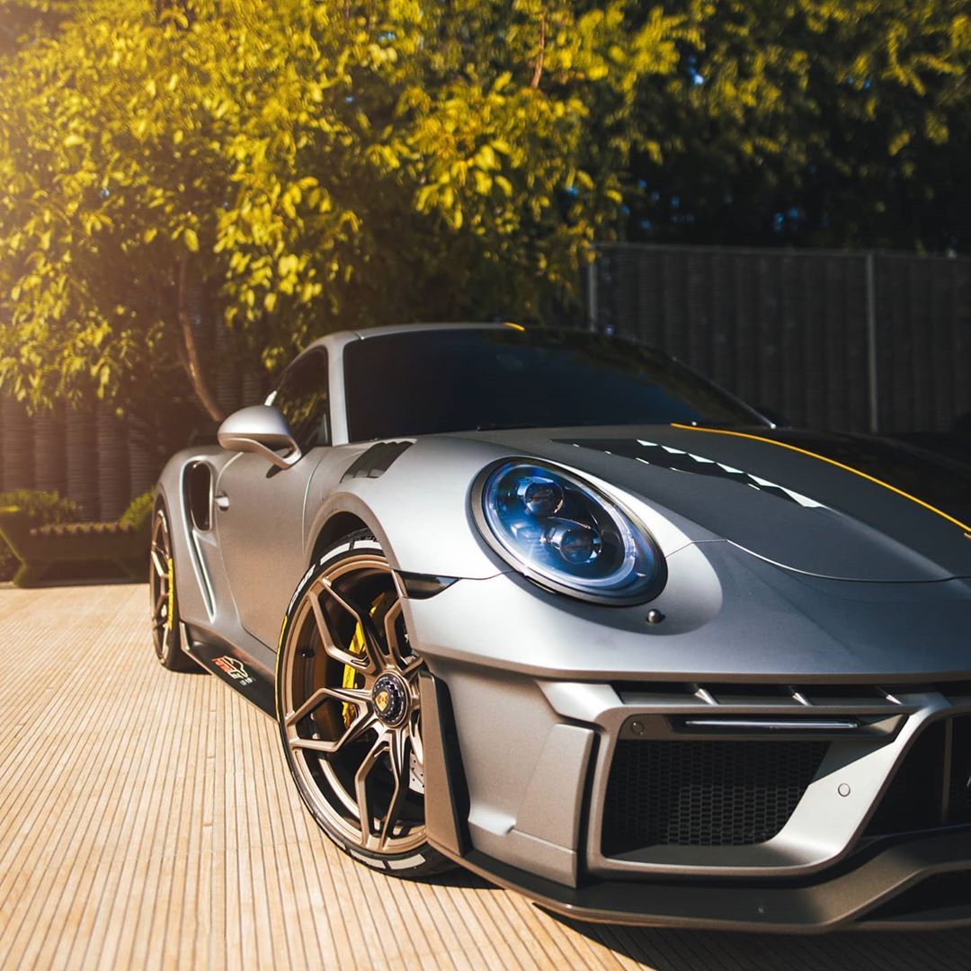 高清汽车美图：保时捷911 turbo S 阴阳配色