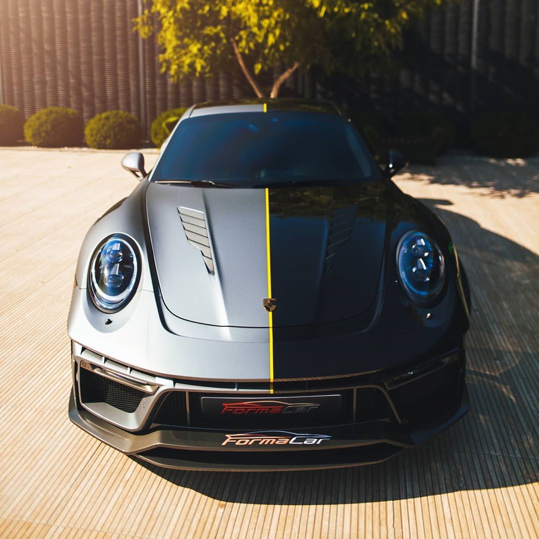 高清汽车美图：保时捷911 turbo S 阴阳配色