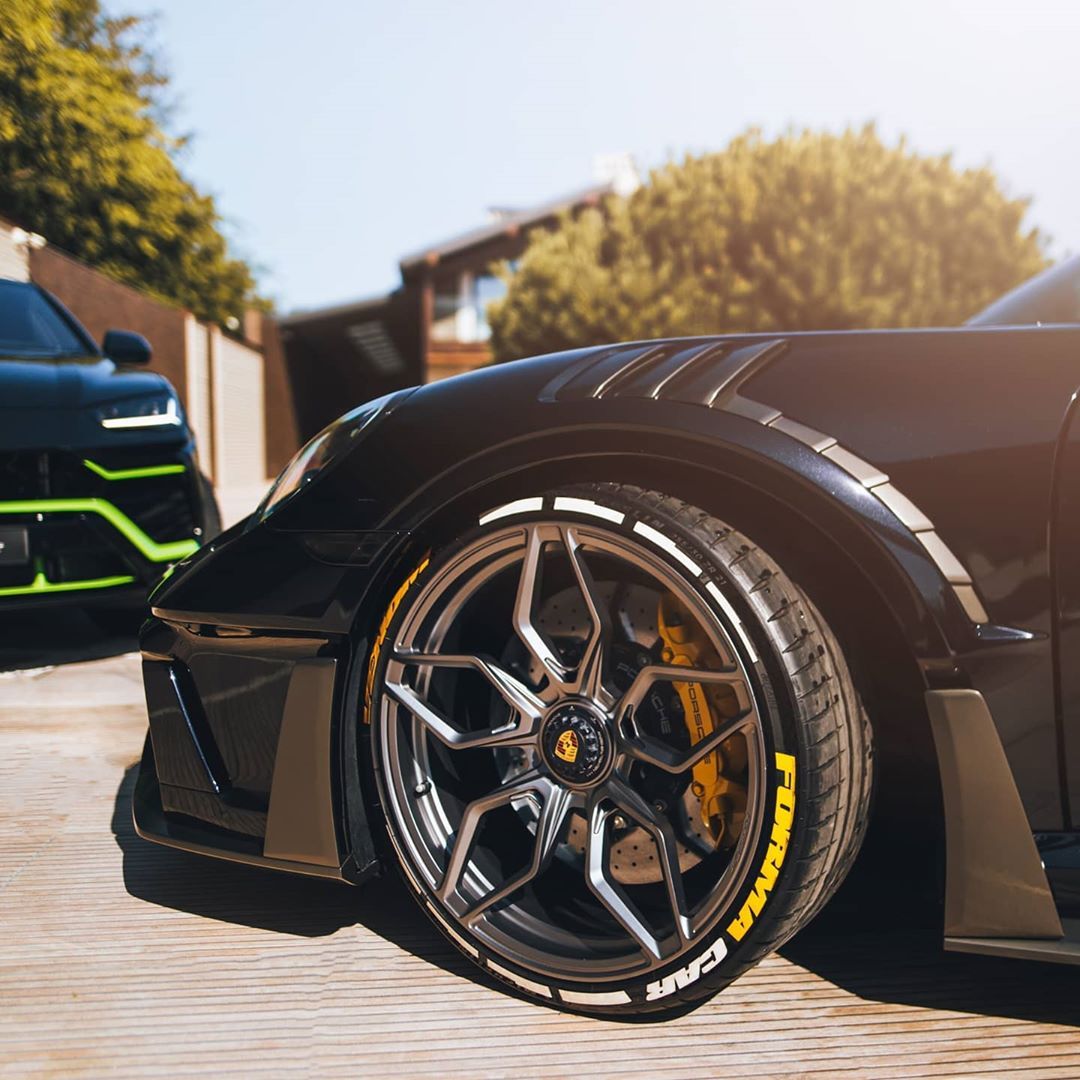 高清汽车美图：保时捷911 turbo S 阴阳配色