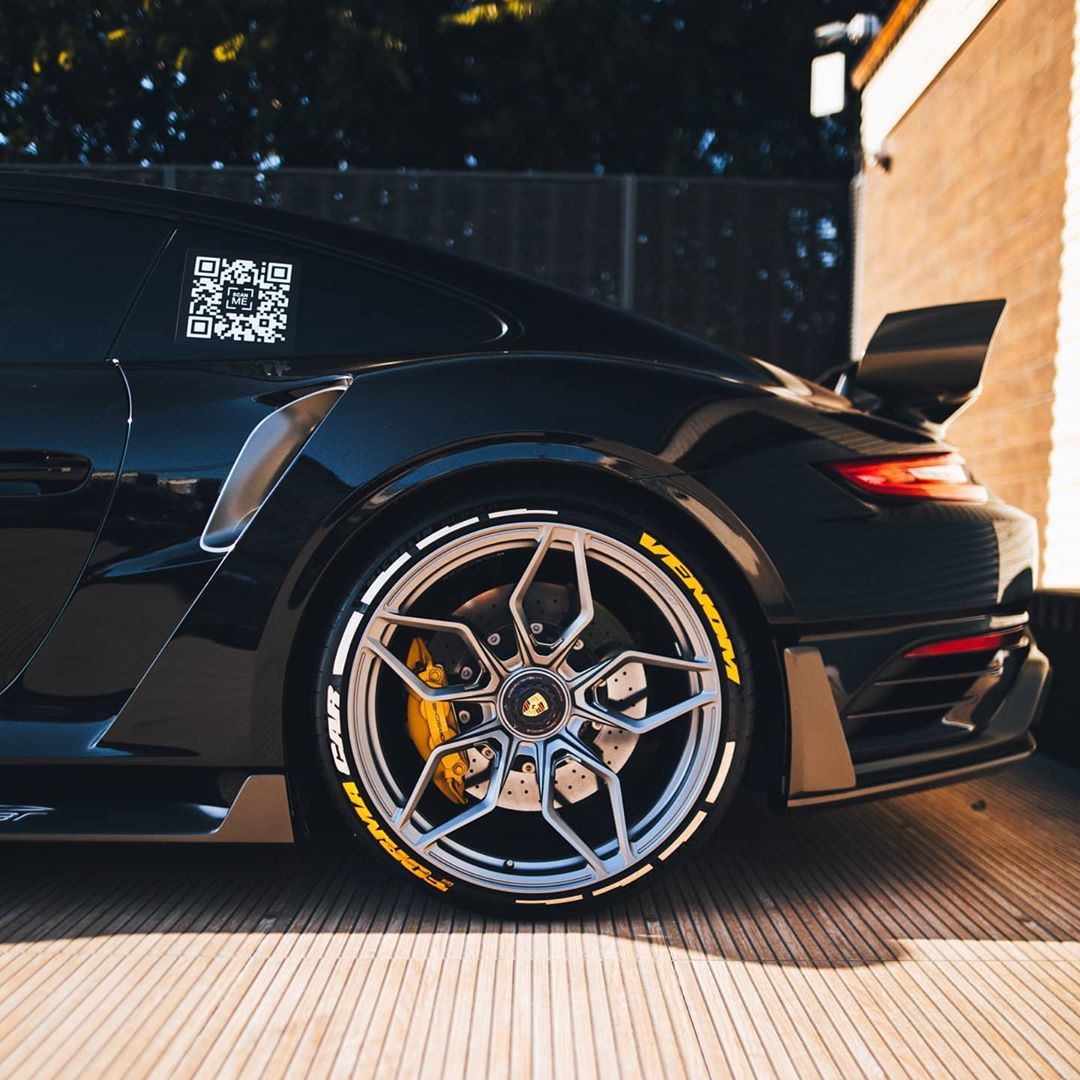 高清汽车美图：保时捷911 turbo S 阴阳配色