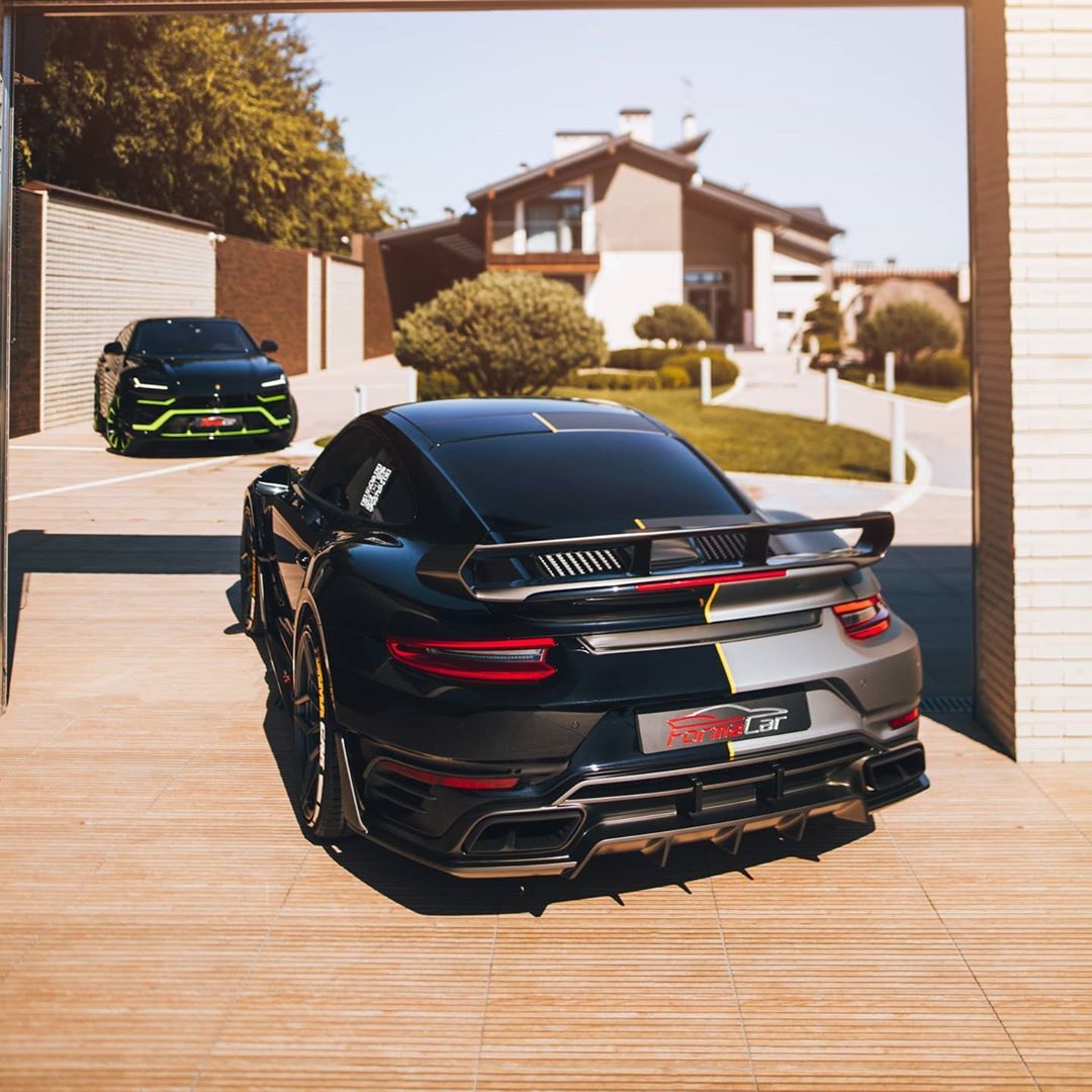 高清汽车美图：保时捷911 turbo S 阴阳配色