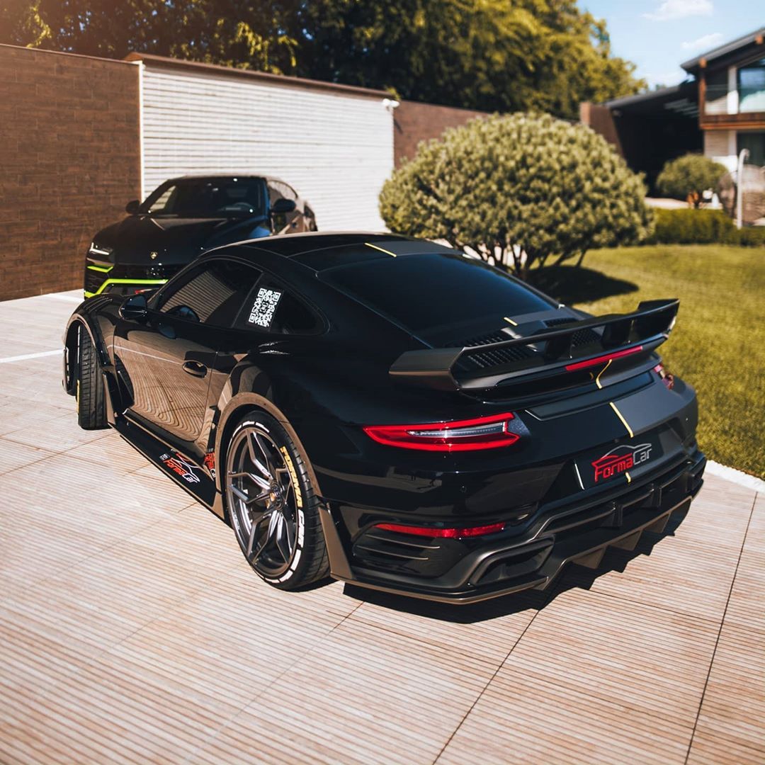 高清汽车美图：保时捷911 turbo S 阴阳配色