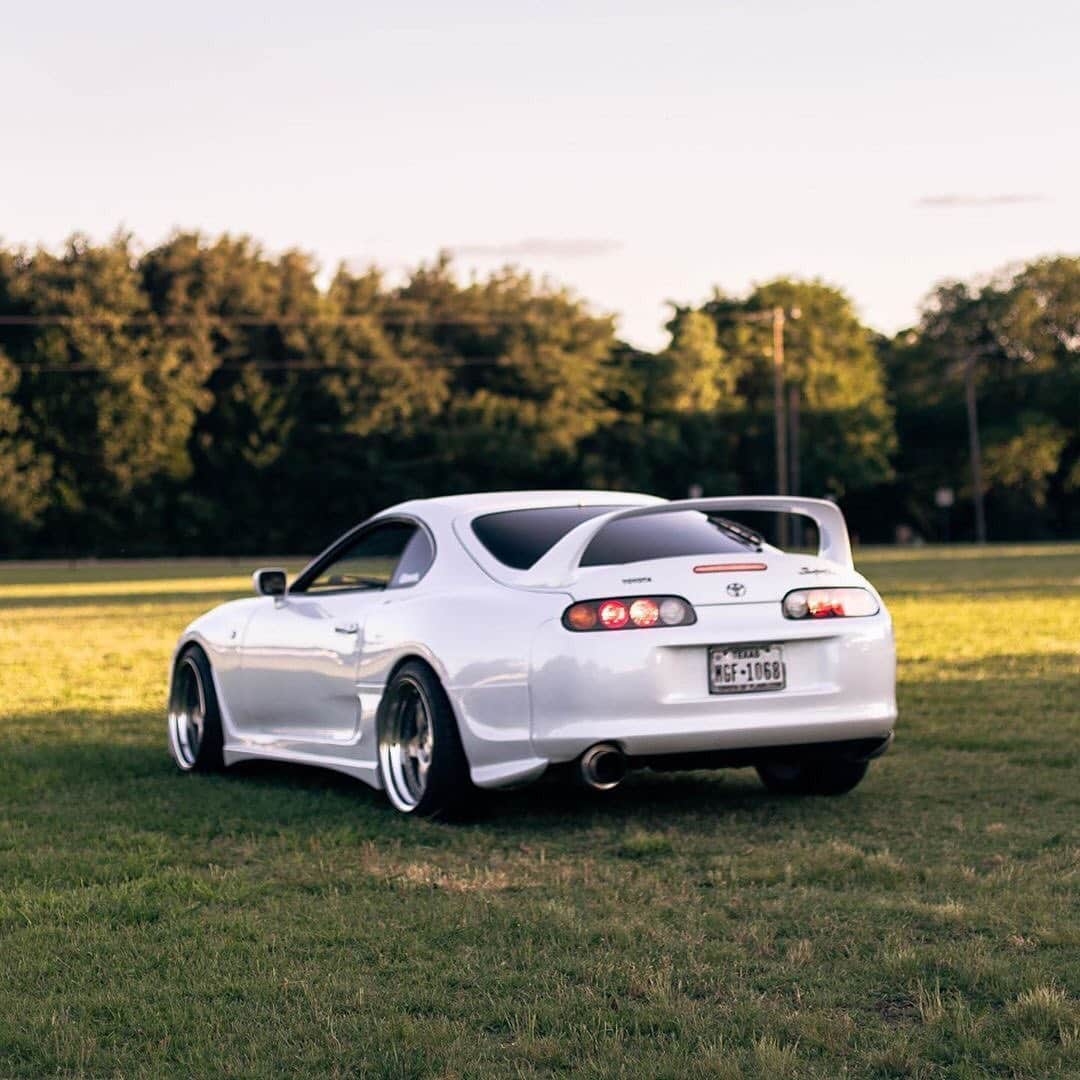 白色TOYOTA SUPRA MK4。当年的东瀛牛魔王！