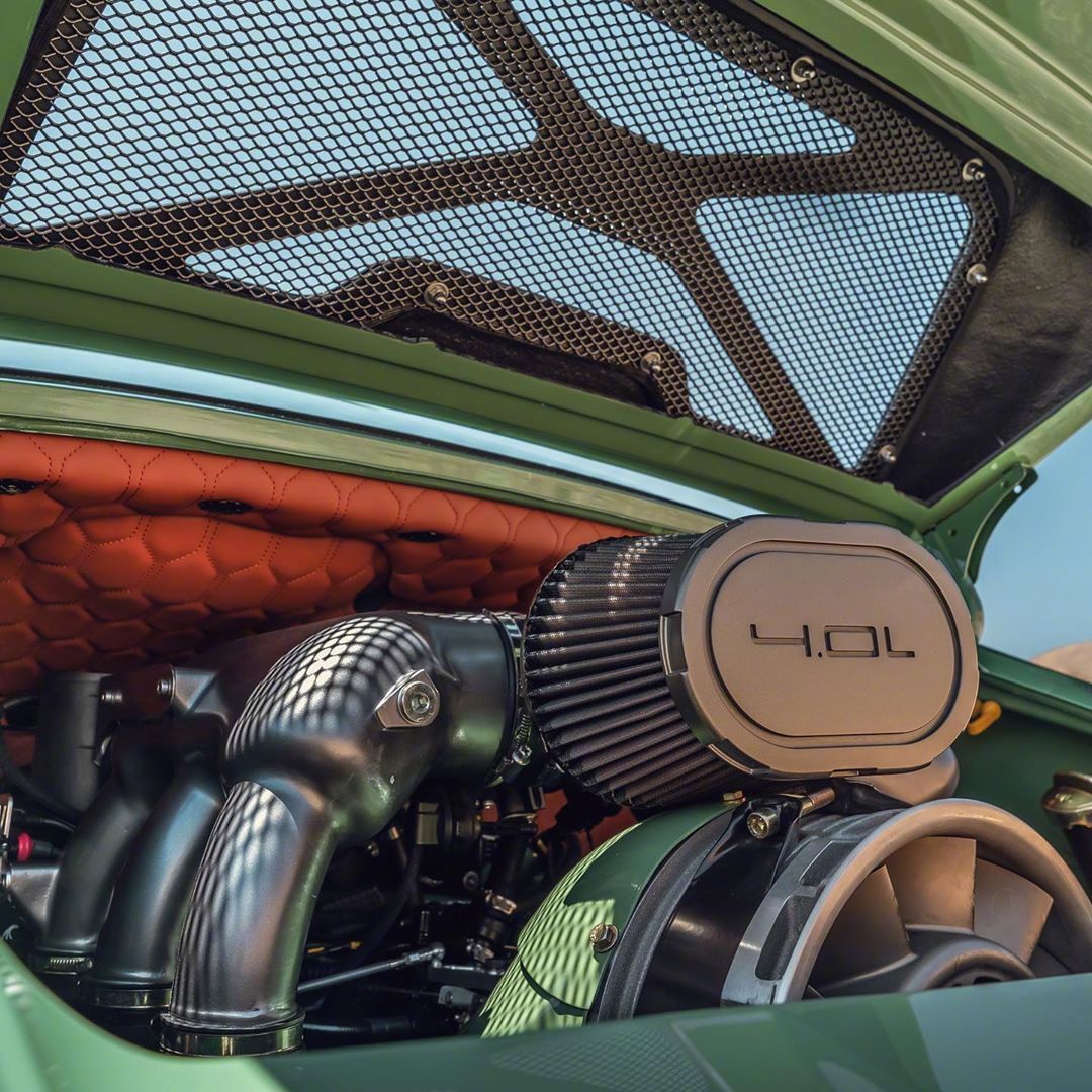 一台绿色手动挡保时捷碳纤维件的加装显得整辆车十分年轻