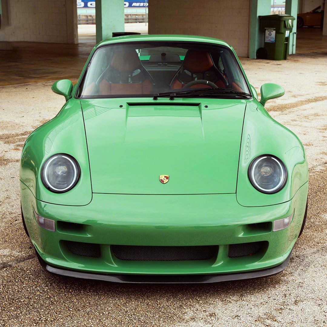 一台绿色手动挡保时捷碳纤维件的加装显得整辆车十分年轻