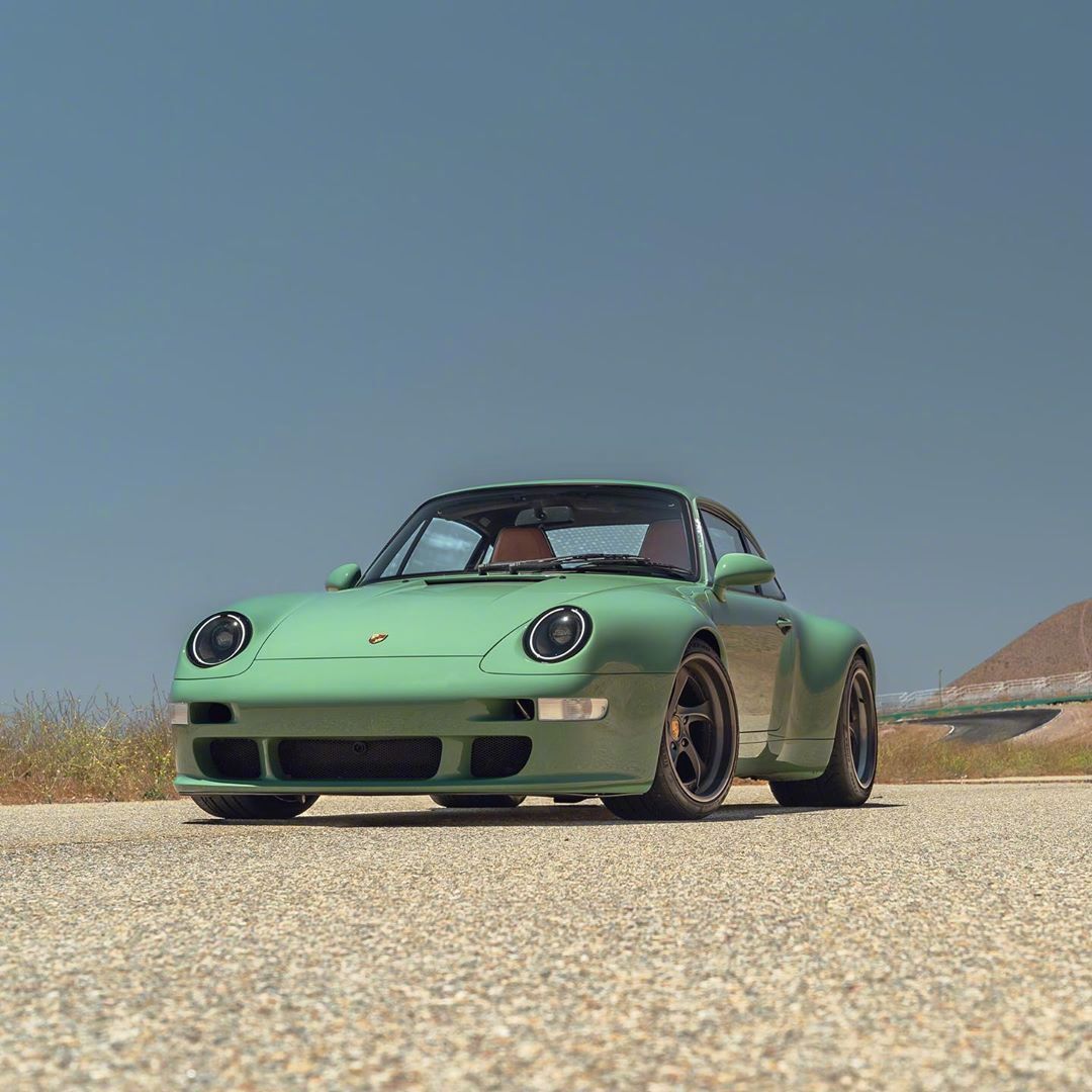 一台绿色手动挡保时捷碳纤维件的加装显得整辆车十分年轻